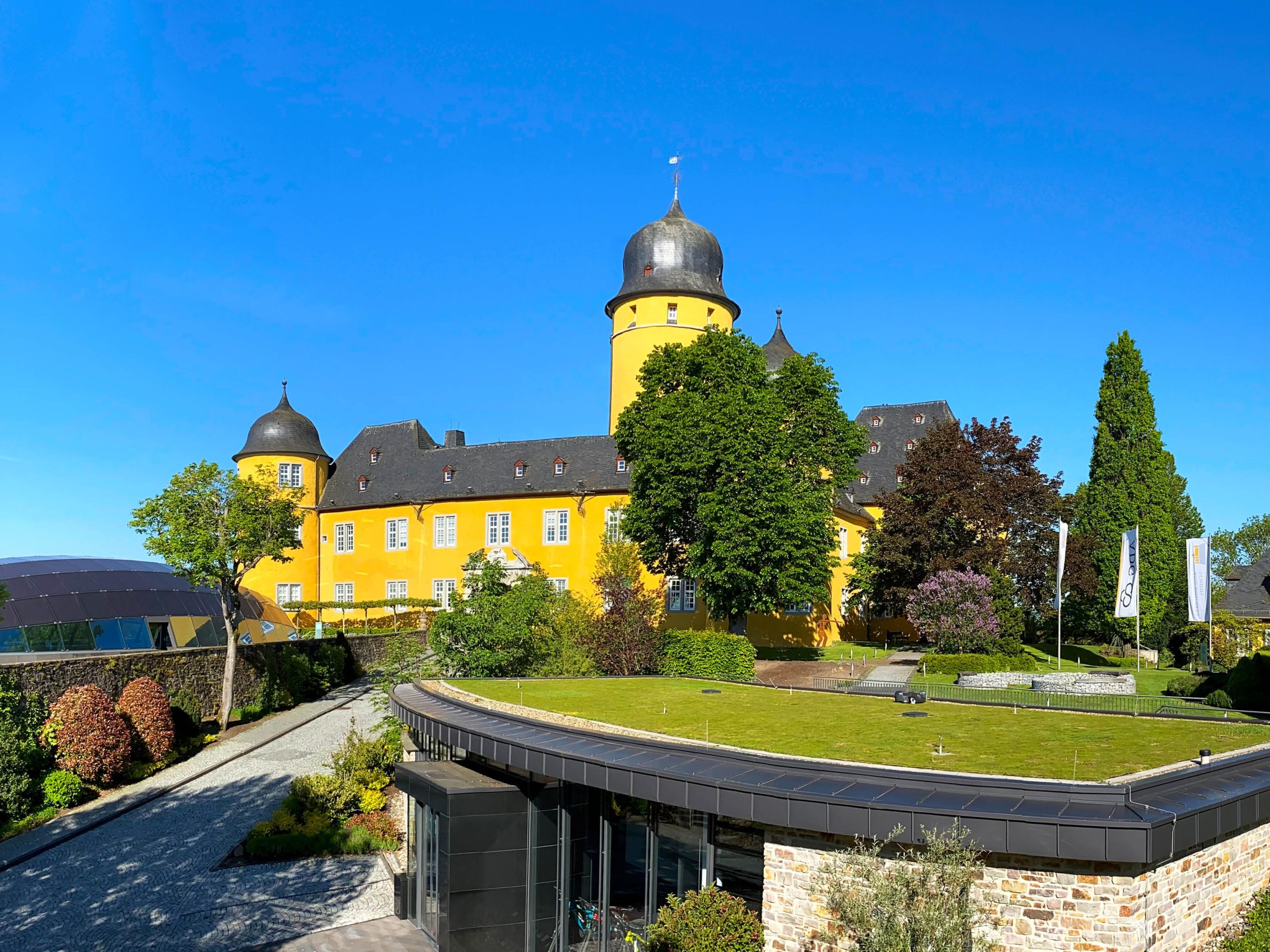 Hotel Schloss Montabaur und Rezeption mit blauem Himmel